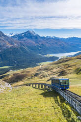 Standseilbahn Chantarella-Corviglia bergauf mit St. Moritz See im Hintergrund, Engadin, Kanton Graubünden, Schweiz, Europa - RHPLF17552