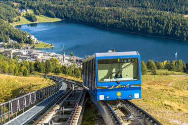 Standseilbahn bergauf mit St. Moritz See und Dorf im Hintergrund, Engadin, Kanton Graubünden, Schweiz, Europa - RHPLF17553