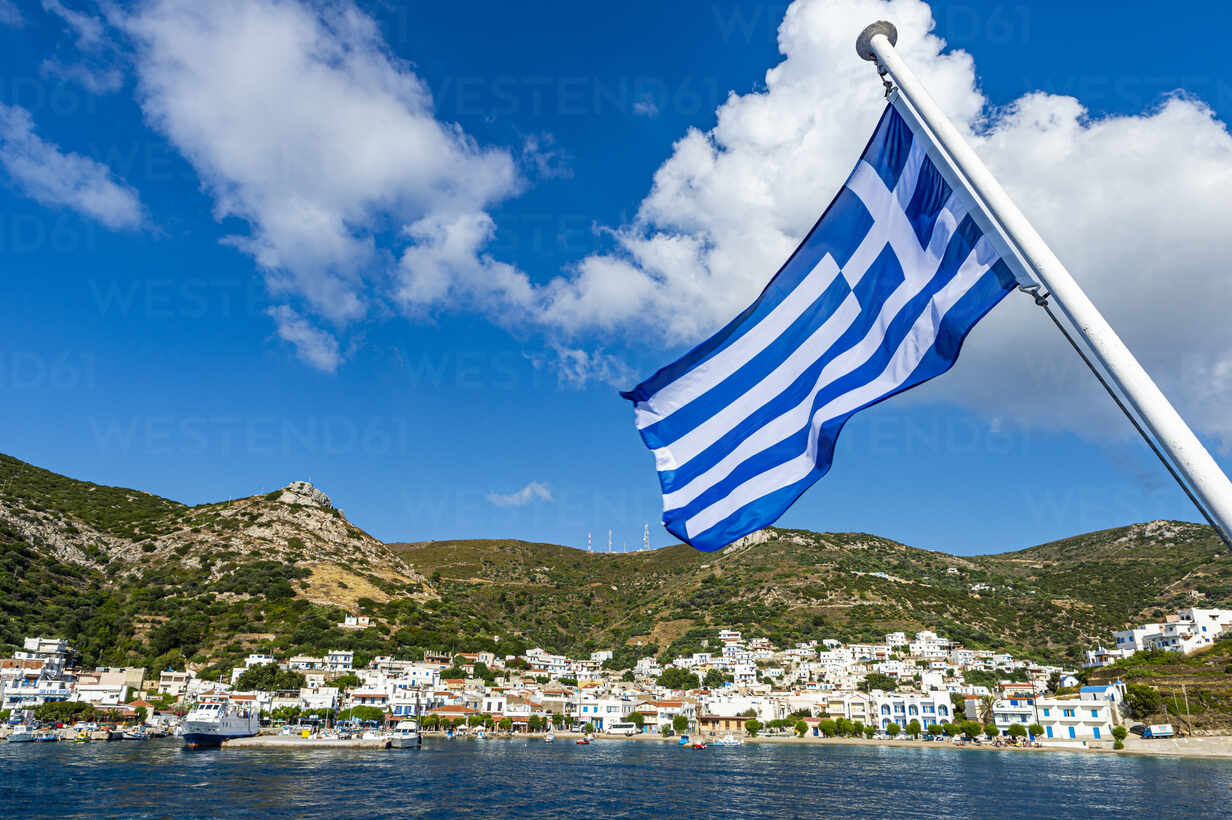 Griechische Flagge im Hafen von Kampi, Fourni (Fournoi), Griechische  Inseln, Griechenland, Europa, lizenzfreies Stockfoto