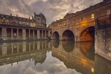 Ein Blick in der Abenddämmerung auf die einzigartige Pulteney-Brücke aus dem 18. Jahrhundert, die den Fluss Avon überspannt, im Herzen von Bath, UNESCO-Weltkulturerbe, Somerset, England, Vereinigtes Königreich, Europa - RHPLF17566