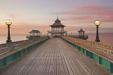 Blick in der Abenddämmerung auf den Clevedon Pier in Clevedon an der Küste des Bristolkanals in Somerset, England, Vereinigtes Königreich, Europa - RHPLF17569