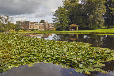 Der Meerjungfrauen-Teich in Forde Abbey and Gardens, in der Nähe von Chard, Somerset, England, Vereinigtes Königreich, Europa - RHPLF17571