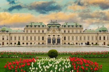 Außenlandschaft eines Gebäudes aus dem 18. Jahrhundert, mit Gartenblumen und Teich, Barockschloss Oberes Belvedere, Wien, Österreich, Europa - RHPLF17593