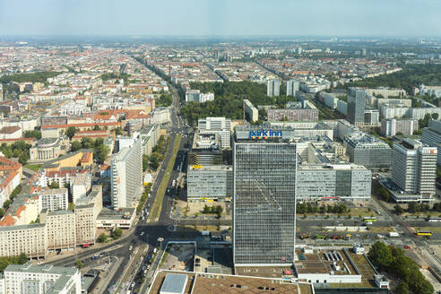 Luftaufnahme des Park Inn Hotels und des Alexanderplatzes mit dem Prenzlauer Berg im Hintergrund, Berlin, Deutschland, Europa - RHPLF17605