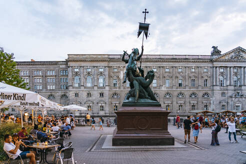 Nikolaiviertel bei Sonnenuntergang in der Nähe des Alexanderplatzes mit der Statue des Heiligen Georg, der den Drachen tötet, Berlin, Deutschland, Europa - RHPLF17606