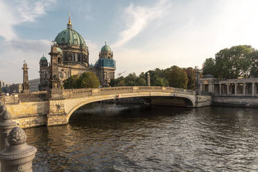 Berliner Dom an der Spree mit alter Brücke im Vordergrund, Berlin, Deutschland, Europa - RHPLF17615