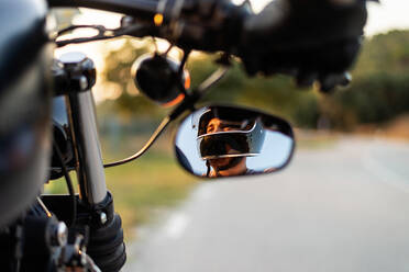 Mann im Seitenspiegel eines Motorrads - CAVF89303