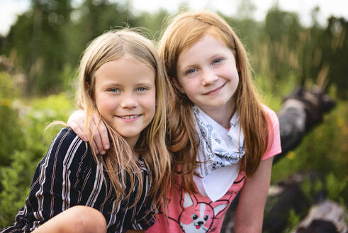 Zwei junge Mädchen beim Spielen im Freien - CAVF89308