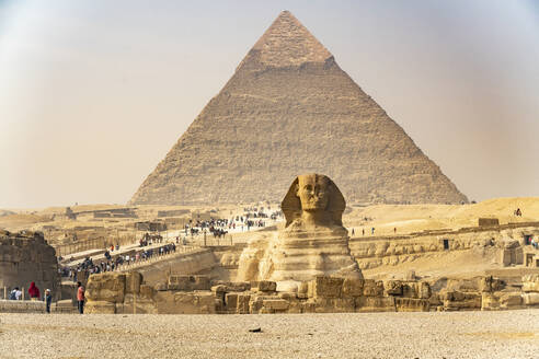 Touristen besuchen die Pyramiden und die Sphinx in Gizeh, Ägypten - CAVF89337