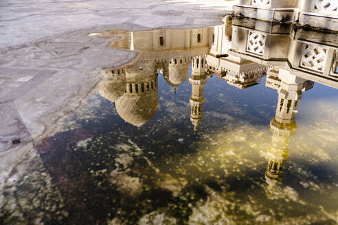 Spiegelung einer Moschee in einer Pfütze in Alexandria, Ägypten - CAVF89342