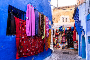 Markt im Freien in einer Seitenstraße in der blauen Stadt Chefchaouen, Marokko - CAVF89363