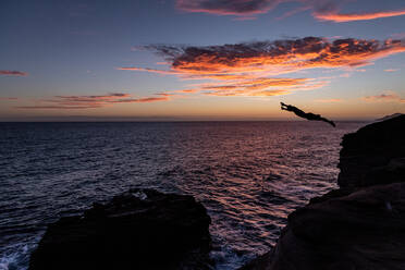 Klippenspringer über dem Meer bei Sonnenuntergang in Hawaii - CAVF89366