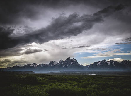 Auflösendes Gewitter über dem Grand-Teton-Tal in Jackson Hole, Wyoming - CAVF89394