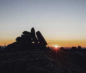 Steinhaufen in der Silhouette bei Sonnenuntergang, Baldpate Mountain Appalachian Trail - CAVF89395