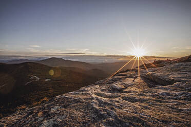 Sonnenuntergang vom Gipfel des Baldpate Mountain, Appalachian Trial, Maine. - CAVF89396