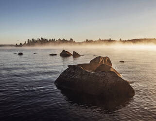 Sonnenaufgang über dem felsigen und nebligen Bald Mountain Pond, Maine - CAVF89401