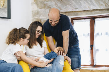 Glückliche Familie mit neugeborenem Baby zu Hause - DGOF01452