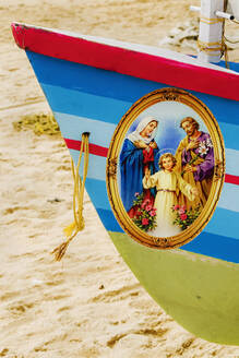 Bunter Bug eines Fischerbootes mit Jesus, Maria, Joseph Christliches Bild am Marari Beach, Mararikulam, Alappuzha, Kerala, Indien, Asien - RHPLF17618