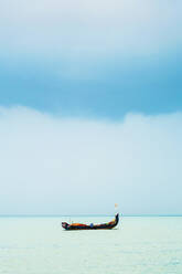 Fischerboot auf dem Arabischen Ozean mit Monsunwolken, am beliebten Marari Beach, Mararikulam, Alappuzha (Alleppey), Kerala, Indien, Asien - RHPLF17619