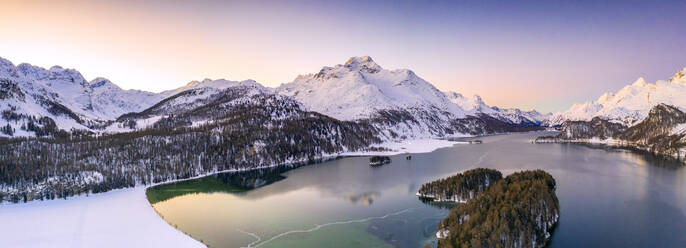 Luftaufnahme des Piz Da La Margna und des Silsersees bei Sonnenaufgang im Winter, Engadin, Kanton Graubünden, Schweiz, Europa - RHPLF17639