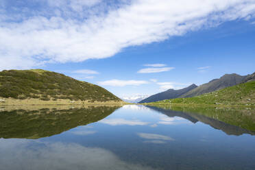 Berge, die sich im blauen Wasser der Porcile-Seen spiegeln, Tartano-Tal, Valtellina, Provinz Sondrio, Lombardei, Italien, Europa - RHPLF17650