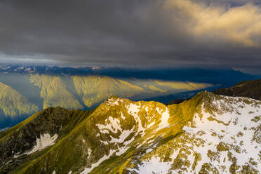 Sonnenaufgang über den Orobie-Alpen vom Sasso Bianco, Luftaufnahme, Valmalenco, Provinz Sondrio, Valtellina, Lombardei, Italien, Europa - RHPLF17657