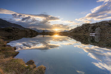 Sonnenaufgang über dem klaren Wasser des Zana-Sees, Valmalenco, Provinz Sondrio, Valtellina, Lombardei, Italien, Europa - RHPLF17660