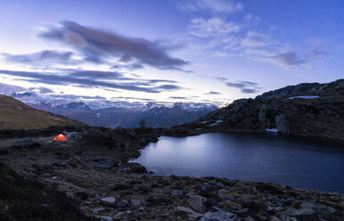 Zelt von Wanderern am Ufer des Alpensees Zana bei Sonnenaufgang, Valmalenco, Provinz Sondrio, Valtellina, Lombardei, Italien, Europa - RHPLF17661