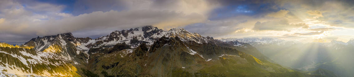 Luftaufnahme des Monte Disgrazia und der Bernina-Bergkette in der Morgendämmerung, Valmalenco, Valtellina, Lombardei, Italien, Europa - RHPLF17662