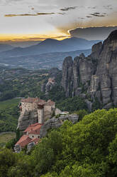 Heiliges Kloster St. Nicholas Anapafsas bei Sonnenuntergang, UNESCO-Weltkulturerbe, Meteora-Klöster, Griechenland, Europa - RHPLF17680