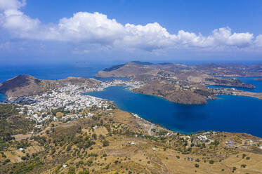 Luftaufnahme mit einer Drohne über Patmos und die Stadt Skala, Patmos, Dodekanes, Griechische Inseln, Griechenland, Europa - RHPLF17694