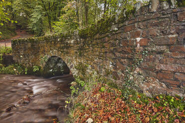 Eine alte Packpferdbrücke bei Marsh Bridge, in der Nähe von Dulverton, Exmoor National Park, Somerset, England, Vereinigtes Königreich, Europa - RHPLF17696