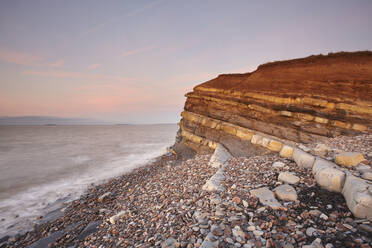 Abendlicht auf den Felsen und der Klippe am Strand von Kilve, Kilve, nahe Nether Stowey, Somerset, England, Vereinigtes Königreich, Europa - RHPLF17698