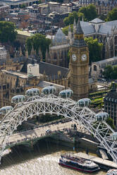 Eine Luftaufnahme des London Eye und der Houses of Parliament, London, England, Vereinigtes Königreich, Europa - RHPLF17731