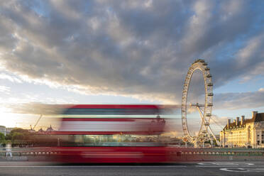 Ein roter Londoner Bus fährt in einer Unschärfe über die Westminster Bridge mit dem London Eye und Southbank in der Ferne, London, England, Vereinigtes Königreich, Europa - RHPLF17736