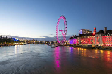 Das London Eye leuchtet während der blauen Stunde rosa, und die Themse, London, England, Vereinigtes Königreich, Europa - RHPLF17738