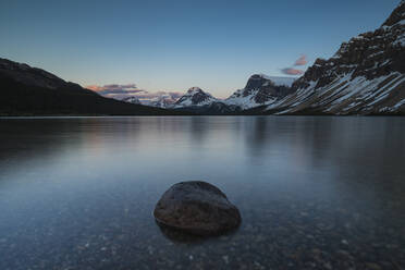 Ruhiger Sonnenuntergang am Bow Lake, Banff National Park, UNESCO Weltkulturerbe, Alberta, Kanadische Rockies, Kanada, Nordamerika - RHPLF17740