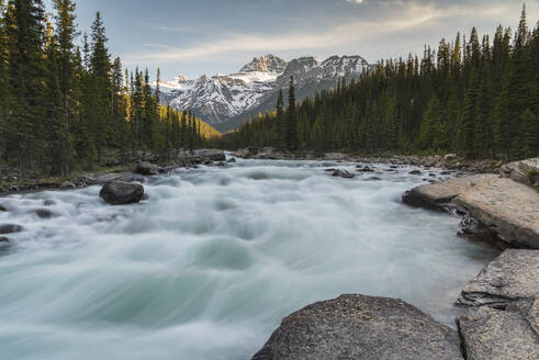 Mistaya Canyon Wasserfälle bei Sonnenuntergang mit Abendlicht und Mount Sarbach, Banff National Park, UNESCO Weltkulturerbe, Alberta, Kanadische Rockies, Kanada, Nordamerika - RHPLF17741