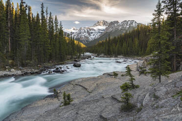 Mistaya Canyon Wasserfälle bei Sonnenuntergang mit Abendlicht und Mount Sarbach, Banff National Park, UNESCO Weltkulturerbe, Alberta, Kanadische Rockies, Kanada, Nordamerika - RHPLF17742