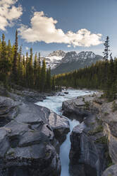 Mistaya Canyon Wasserfälle bei Sonnenuntergang mit Abendlicht und Mount Sarbach, Banff National Park, UNESCO Weltkulturerbe, Alberta, Kanadische Rockies, Kanada, Nordamerika - RHPLF17744