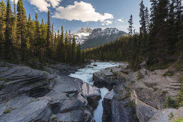 Mistaya Canyon Wasserfälle bei Sonnenuntergang mit Abendlicht und Mount Sarbach, Banff National Park, UNESCO Weltkulturerbe, Alberta, Kanadische Rockies, Kanada, Nordamerika - RHPLF17745