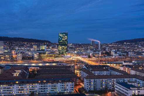 Blick auf Zürich Kreis 4 und 5 und Prime Tower, Hard Bridge von oben bei Nacht, Zürich, Schweiz, Europa - RHPLF17758