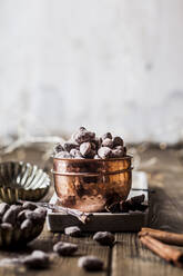 Bowl of homemade roasted almonds with chocolate and gingerbread spice - SBDF04331