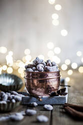 Bowl of homemade roasted almonds with chocolate and gingerbread spice - SBDF04332