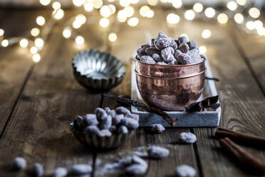Bowl of homemade roasted almonds with chocolate and gingerbread spice - SBDF04333