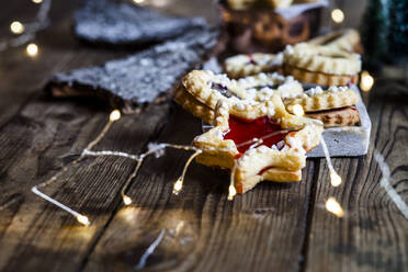 Weihnachtsbeleuchtung und frisch gebackene Marmeladenplätzchen - SBDF04346