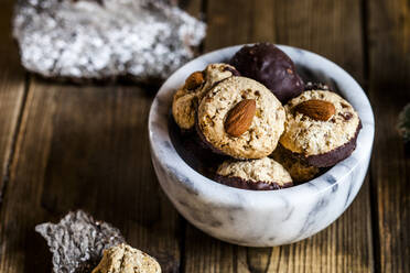 Bowl of gingerbread cookies with almonds - SBDF04348