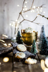 Weihnachtsschmuck und frisch gebackene Zitronenplätzchen - SBDF04351