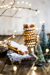 Weihnachtsbeleuchtung und Stapel von Marmeladenplätzchen - SBDF04353