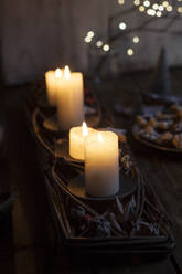 Kerzen brennen in der Adventszeit im Haus - SBDF04357